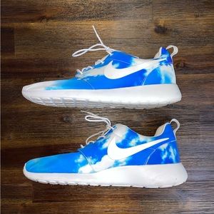 Size 13 - Nike Roshe Run Santa Monica Print (Clouds)